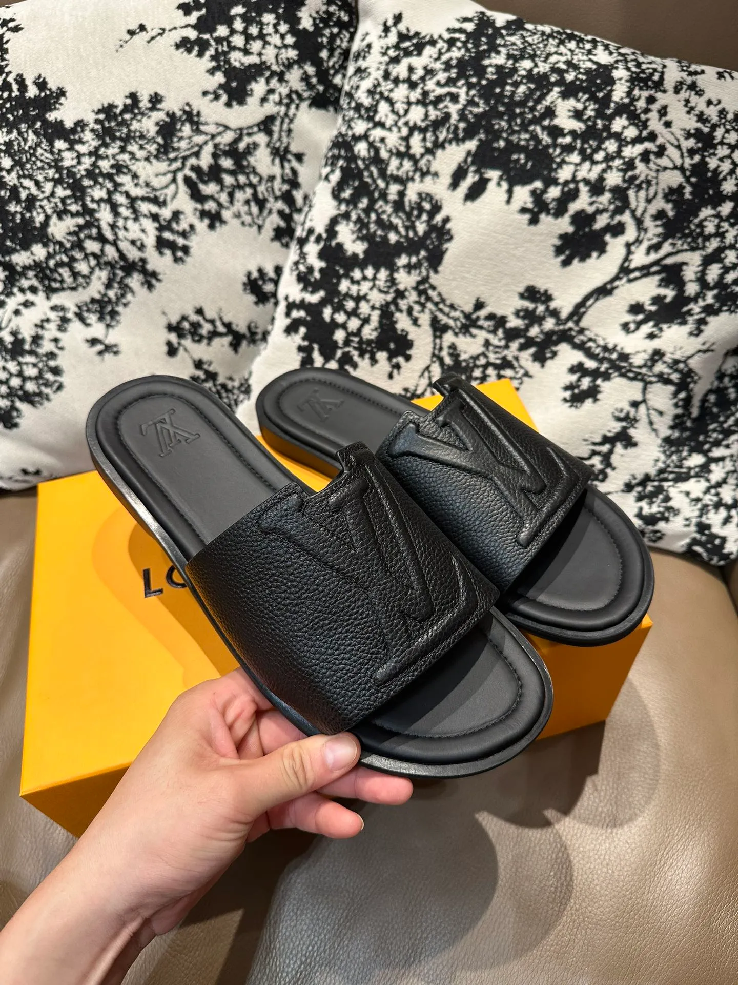 Men's shoes💰360💰 New LV slippers hot sale🩴 Full cowhide surface, cowhide lining, cowhide feet, size 36-46